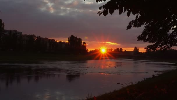 Sonnenuntergang am Flussufer vor dem Hintergrund der Stadt Uzgorod — Stockvideo