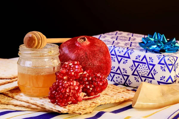 Rosh hashanah jüdischer Feiertag matzoh Pessach Brot Tora — Stockfoto