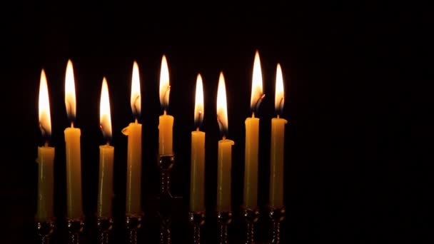 Εβραϊκή αργία hannukah χαμηλή βασική εικόνα του εβραϊκή διακοπές Hanukkah με menorah παραδοσιακά μανουάλια και ξύλινα dreidels σβούρα. Glitter επικάλυψης — Αρχείο Βίντεο