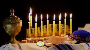 Yahudi tatil Hanukkah menorah ile yaratıcı arka plan. Odak yukarıda görüntüleyin .