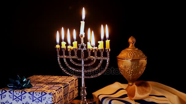 Fiesta judía Hanukkah con menorah sobre mesa de madera velas Hanukkah — Vídeos de Stock