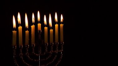 Yahudi tatil Hanukkah menorah üzerinde ahşap masa Hanukkah mumlar ile