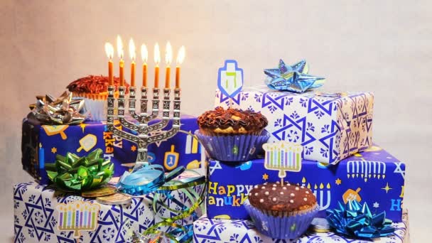 Еврейский праздник Ханука символы освещения Хануки свечи Ханука празднование иудаизма традиции меноры — стоковое видео