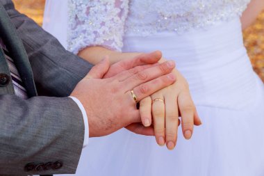 Gelin ve damadın elleri ile alyans