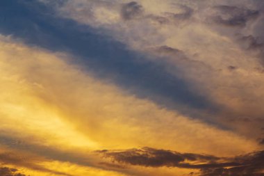 Sabah, Güneş doğuyor, sis. doğal