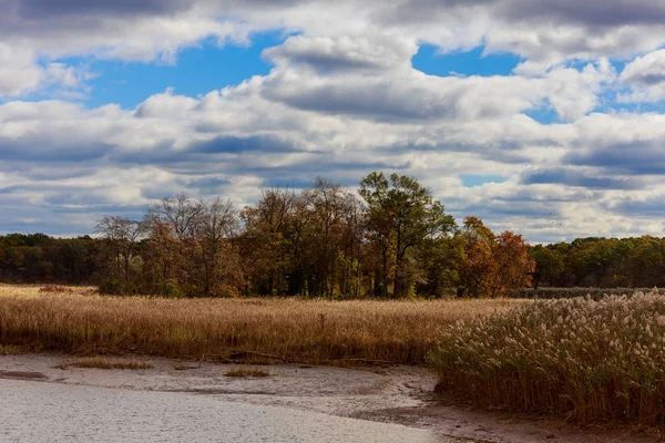 Herbstlandschaft. Einparken. die leuchtenden Farben des Sees. — Stockfoto
