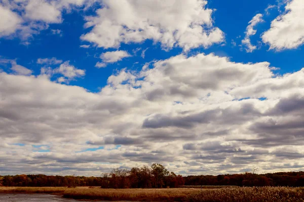 Céu azul bonito brilhante com nuvens — Fotografia de Stock