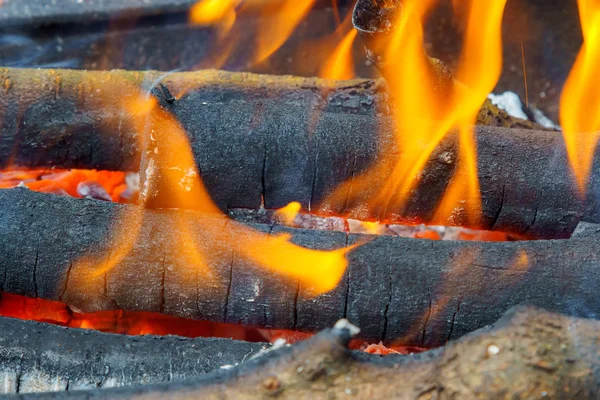 在火板上燃烧 木板和焦炭余火 照片特写镜头与选择性对焦和模糊的背景 — 图库照片