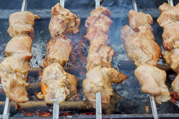 domuz eti şiş yanıyor. iştah açıcı taze et şiş kebap ızgara odun kömür, açık hazır