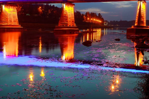 Ponte noite cidade refletida na água Uzhorod — Fotografia de Stock