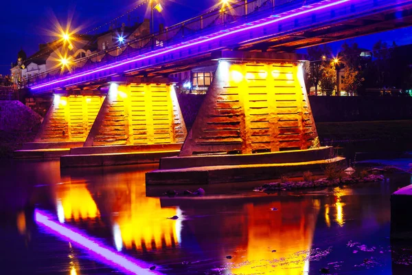 Brücke Nacht Stadt spiegelt sich in Wasser uzhorod — Stockfoto