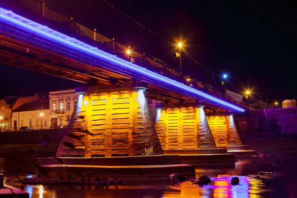 Brücke Nacht Stadt spiegelt sich in Wasser uzhorod — Stockfoto