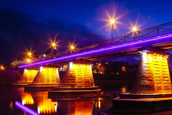 Brücke Nacht Stadt spiegelt sich in Wasser uzhorod — Stockfoto