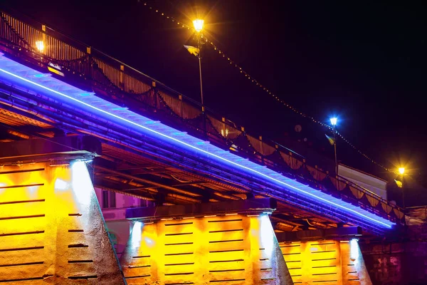 Brücke Nacht Stadt spiegelt sich in Wasser uzhorod — Stockfoto