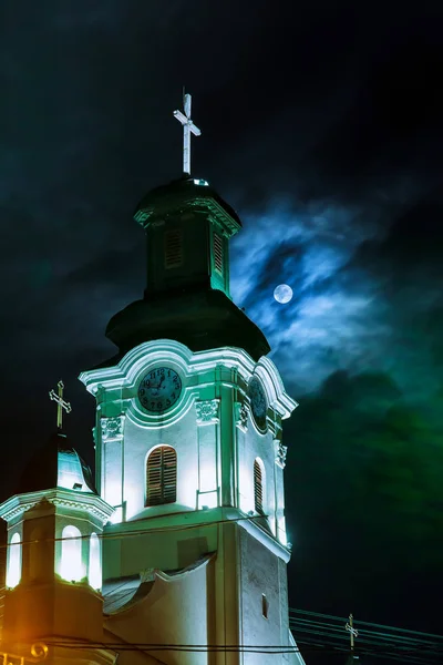 Nachtansicht der römisch-katholischen Kathedrale St. George in Uzhgorod — Stockfoto