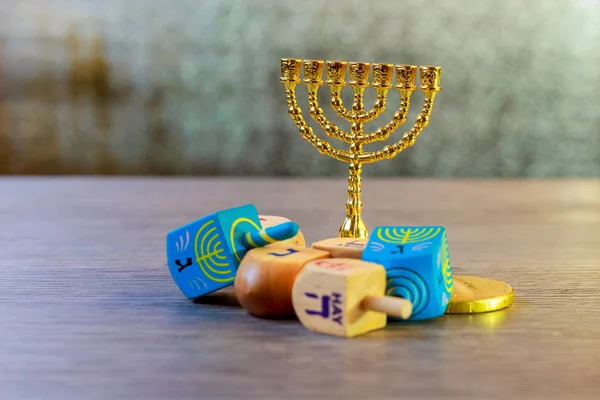 Festa ebraica Hanukkah con dreidels in legno colection filatura superiore e monete di cioccolato sul tavolo — Foto Stock