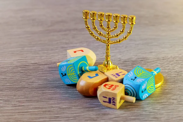 Feriado judeu Hanukkah com dreidels de madeira colecção girando topo e moedas de chocolate na mesa — Fotografia de Stock