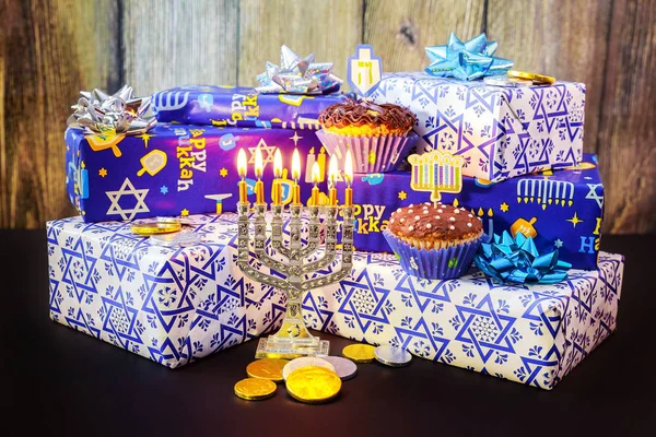 Judiska högtiden Hanukkah festliga sammansättning för på mörk bakgrund — Stockfoto