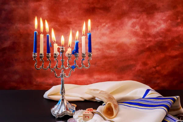 Joodse vakantie Hanukkah feestelijke compositie voor op donkere achtergrond — Stockfoto