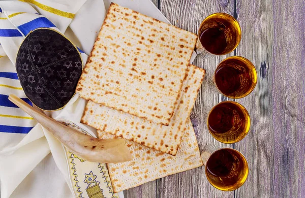 Stillleben mit Wein und Matzoh-jüdischem Pessach-Brot — Stockfoto