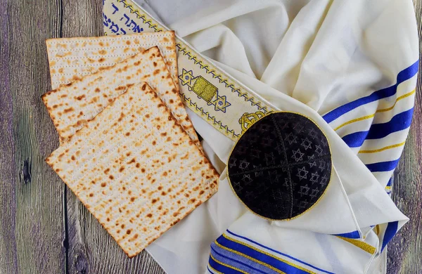Férias judaicas Natureza morta com vinho e pão de páscoa judaica matzoh — Fotografia de Stock