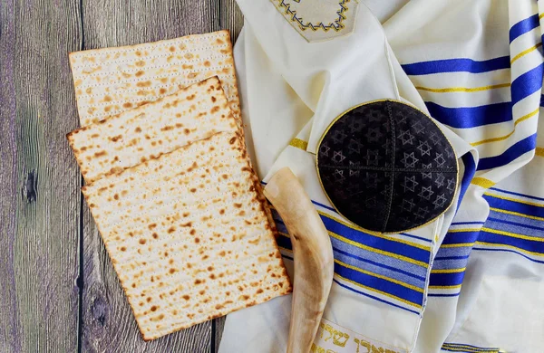 Joodse vakantie Stilleven met wijn en matzoh Joodse Pascha brood — Stockfoto