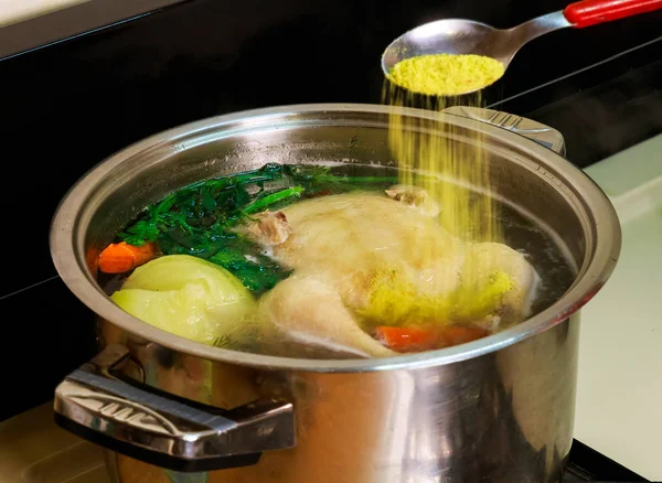 Faço o caldo de frango em um pote , — Fotografia de Stock