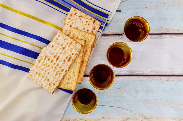 Jewish holiday Wine and matzoh - elements of jewish passover supper — Stock Photo, Image