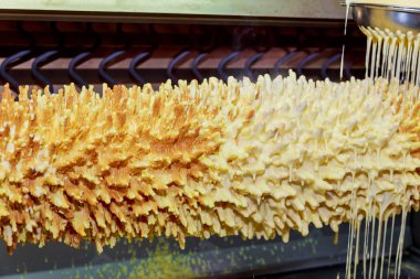 Baumkuchen bilinen geleneksel katmanlı kek türüdür