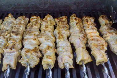 Barbekü bir ateş üzerinde pişirme lezzetli yağsız sığır eti kebaplar genel gider görünümünü kapat