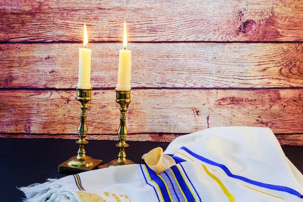 Sabbatbild. Challahbrot und Kerzenlichter auf Holztisch — Stockfoto