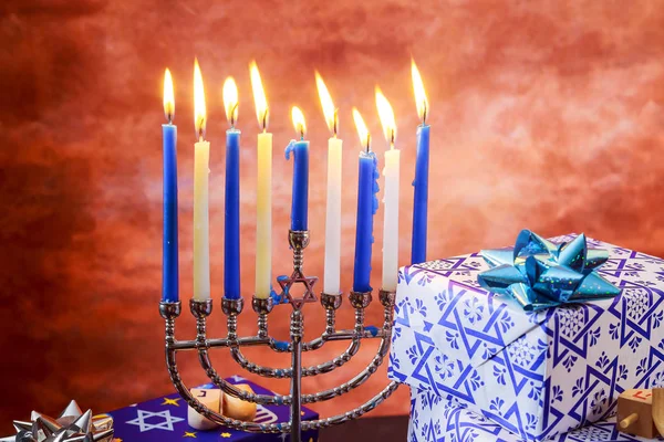 Jüdischer Feiertag Chanukka mit Menora über Holztisch — Stockfoto