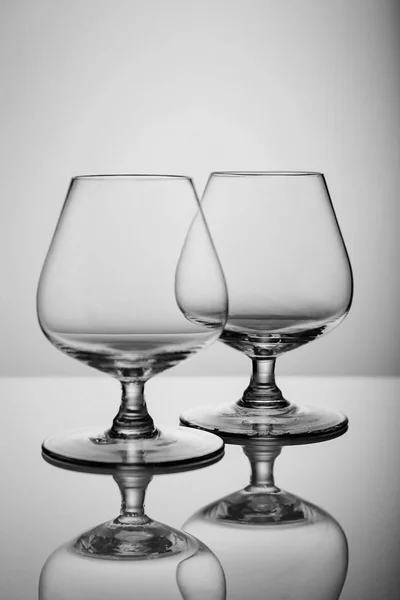 Két üres brandy szemüveg elszigetelt fehér background — Stock Fotó