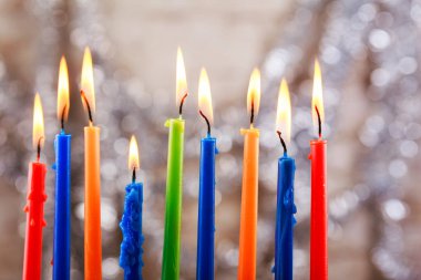 Hanuka tatil menorah pencere arka plan üzerinde ahşap tablo