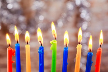 Yahudi tatil Menorah güzel menorah Işık mumlar yanan ile arka plan bulanık.