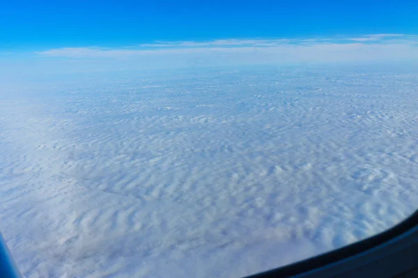 Σύννεφα του ουρανού της πτήσης — Φωτογραφία Αρχείου