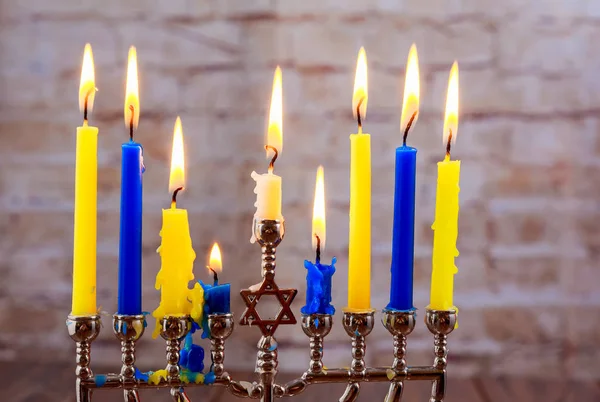 Menorah met kaarsen voor Hanukkah tegen intreepupil lichten — Stockfoto