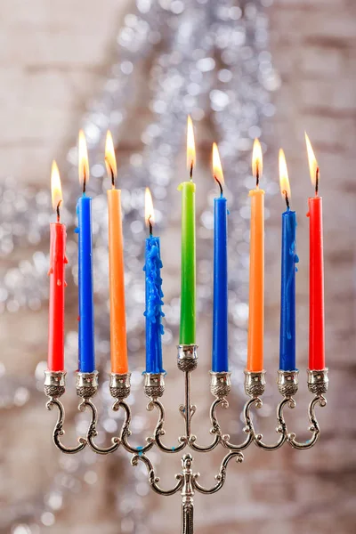 Menorah med ljus för Hanukkah mot oskärpa lampor — Stockfoto