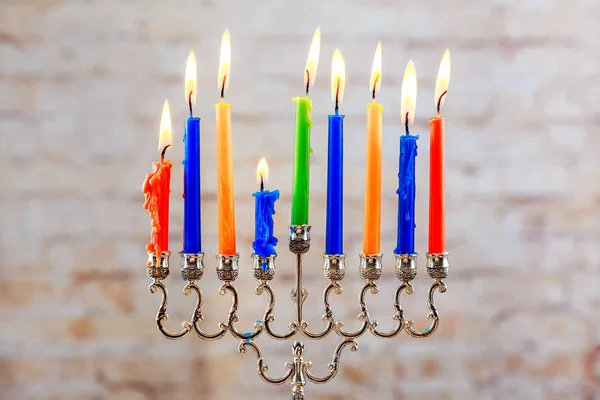 Férias judaicas Menorah Menorah bonito com velas acesas no fundo embaçado luz . — Fotografia de Stock