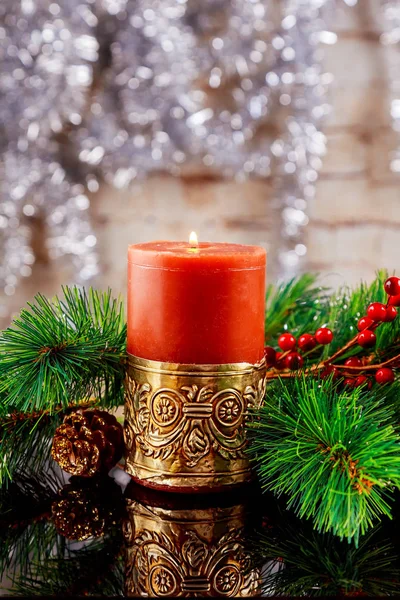 圣诞节或新年的燃烧红蜡烛，f，松果, — 图库照片