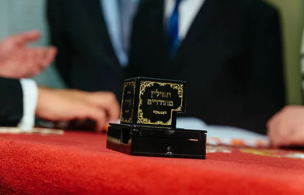 Mano de niño leyendo la Torá judía en Bar Mitzvah — Foto de Stock