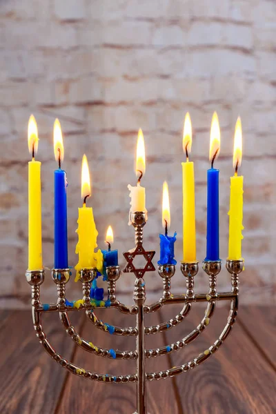 Fiesta judía Hanukkah con menorah sobre fondo de madera —  Fotos de Stock