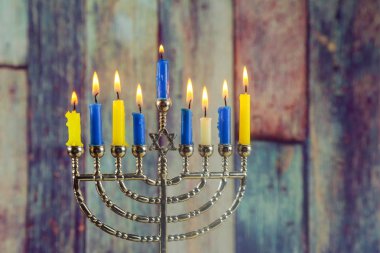Yahudi tatil Hanukkah menorah geleneksel Mumluk ve yanan mumlar arka plan