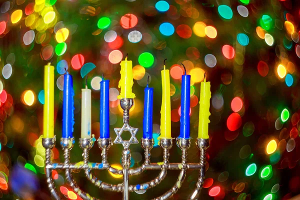 Vacaciones judías fondo Hanukkah con menorah candelabros tradicionales y velas encendidas — Foto de Stock