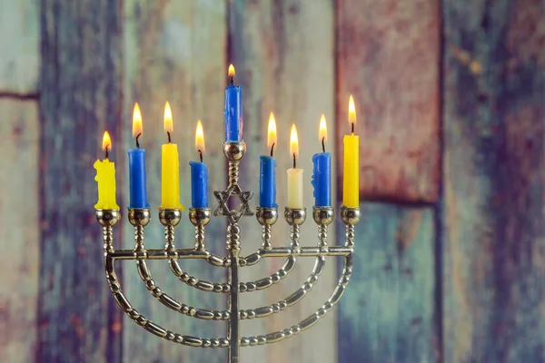 Férias judaicas Hanukkah fundo com menorah tradicional candelabros e velas em chamas — Fotografia de Stock