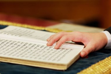 Bar Mitzvah 01 Ağustos 2015 Yahudi Torah okuma çocuğun el