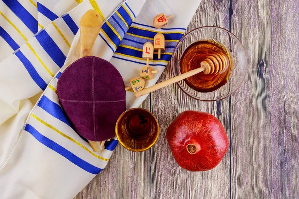 Jüdisches Symbol rosh hashanah Feiertag matzoh Pessach Brot Tora — Stockfoto