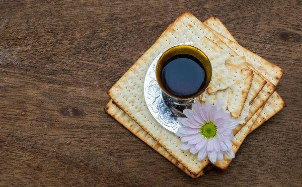Still-life with wine and matzoh jewish passover bread — Stock Photo, Image