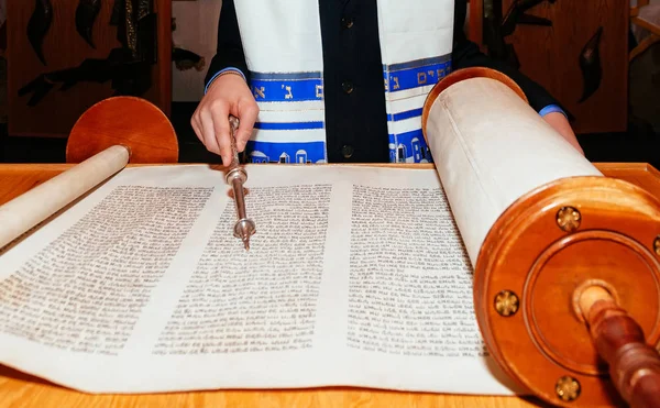 Jewish man dressed in ritual clothing Torah at Bar Mitzvah 5 SEPTEMBER 2015 USA — Stock Photo, Image