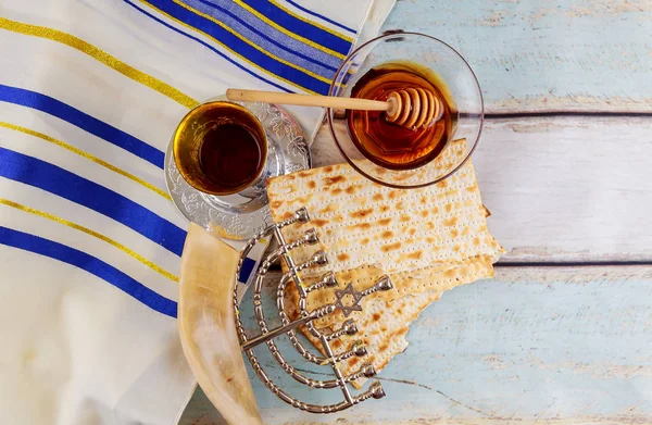 Jüdischer Feiertag hannukah mit Menora traditionell — Stockfoto